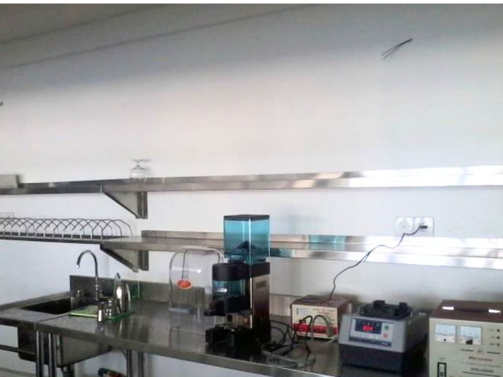 lưu ý khi vệ sinh kệ inox treo tường