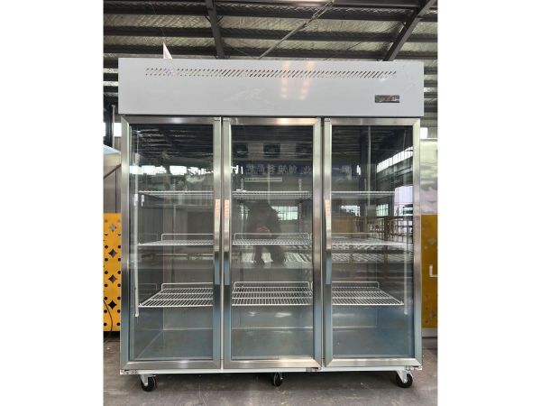 tủ mát công nghiệp cánh kính