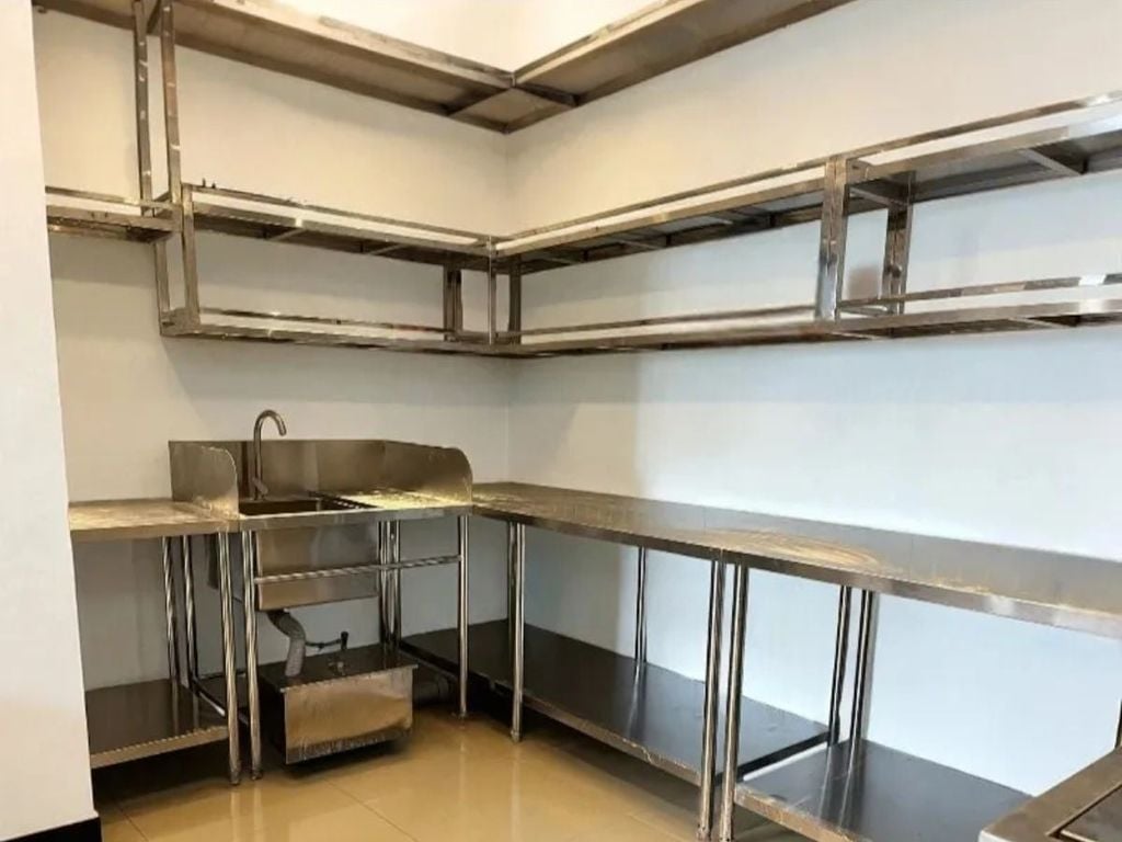 vệ sinh kệ inox treo tường