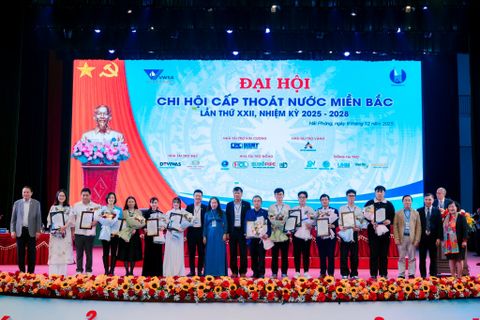 Ảnh: Trao quyết định và khen thưởng Giải thưởng Đồ án tốt nghiệp xuất sắc cho sinh viên ngành nước khu vực miền Bắc