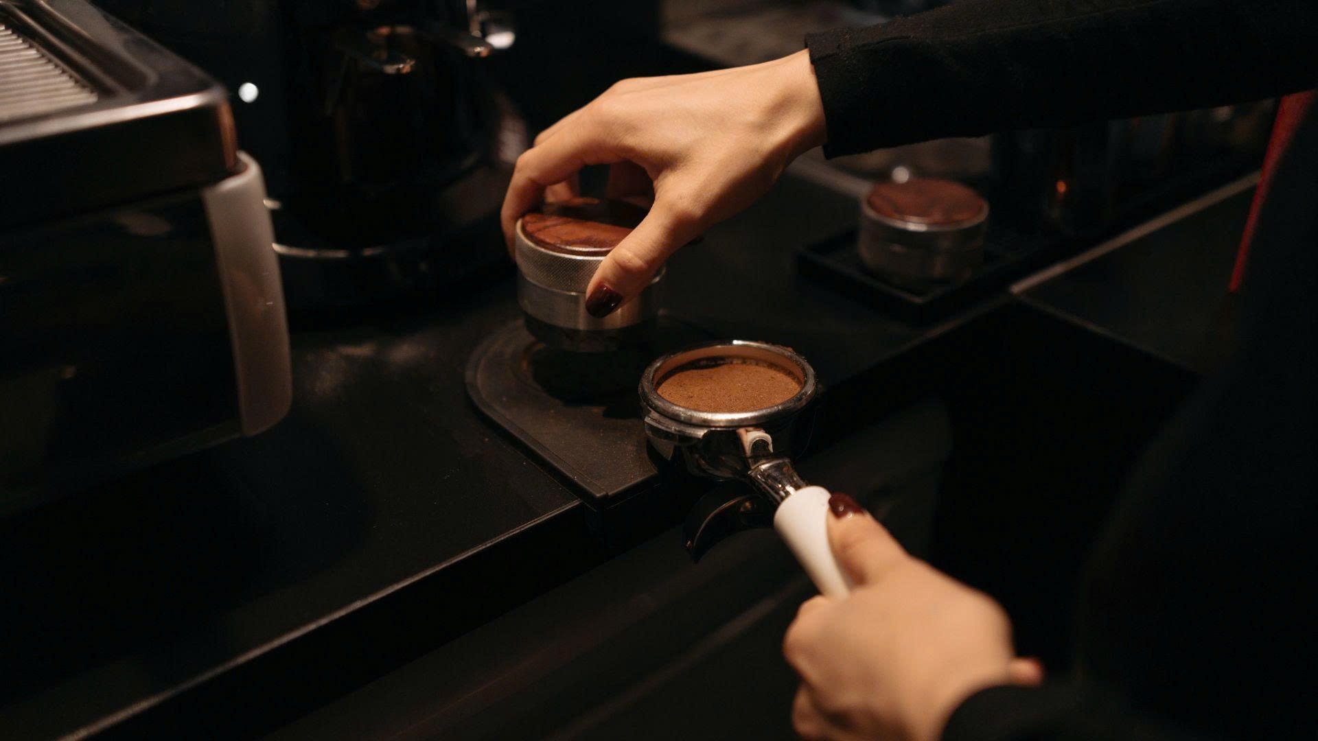 Vì Sao Quán Cà Phê Hiện Đại Chọn Song Song Cà Phê Pha Máy Cà Pha Phin?