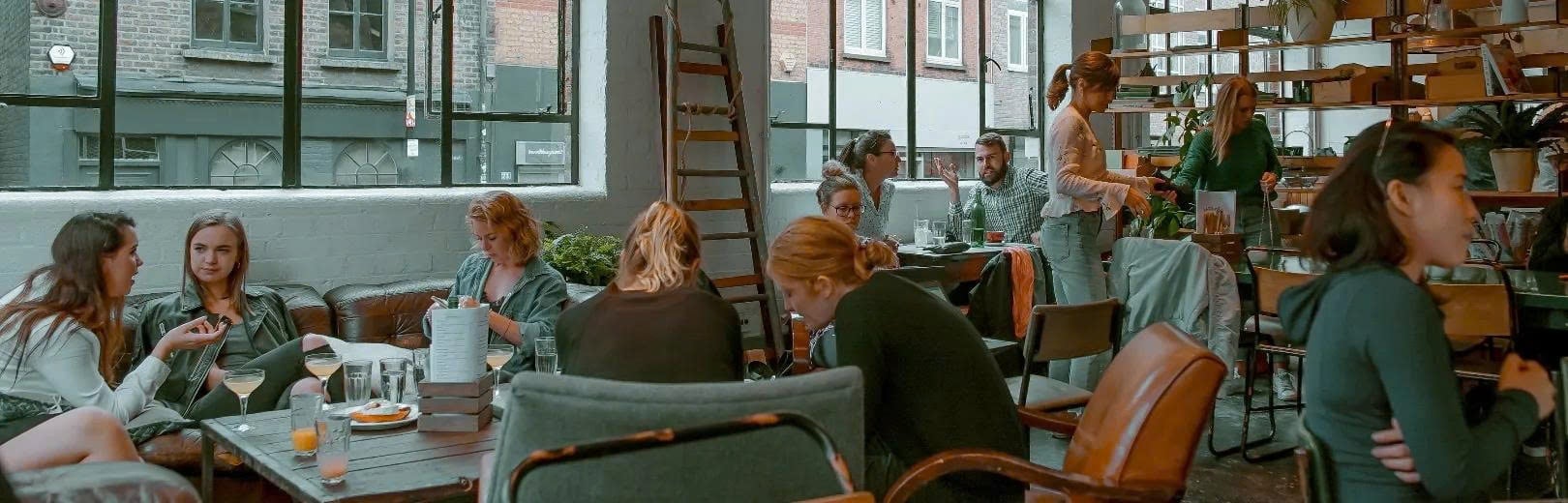 Xu hướng #1: Trải nghiệm đa chiều & không gian hybrid