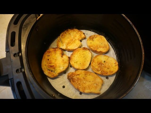 5. Bánh Mì Tỏi Phô Mai - Thơm Bơ, Béo Phô Mai