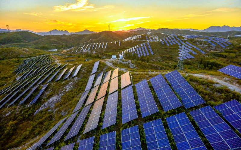 Khung giá điện mặt trời 2025