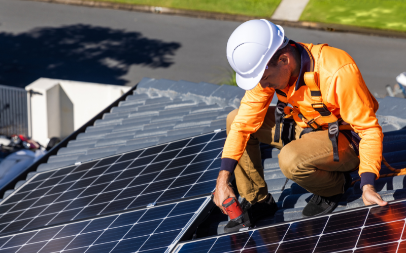 Khung giá điện mặt trời 2025