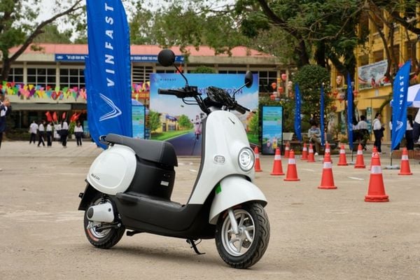 Mua xe máy cho con đi học, chọn xe xăng 50cc hay xe điện VinFast?