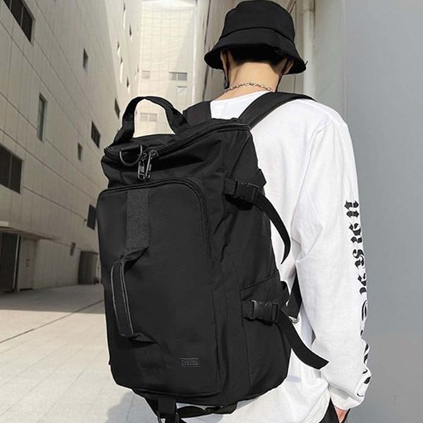 Người mẫu cầm balo đi học nam, balo đi làm nam, kiểu dáng mạnh mẽ, chất liệu bền chống thấm