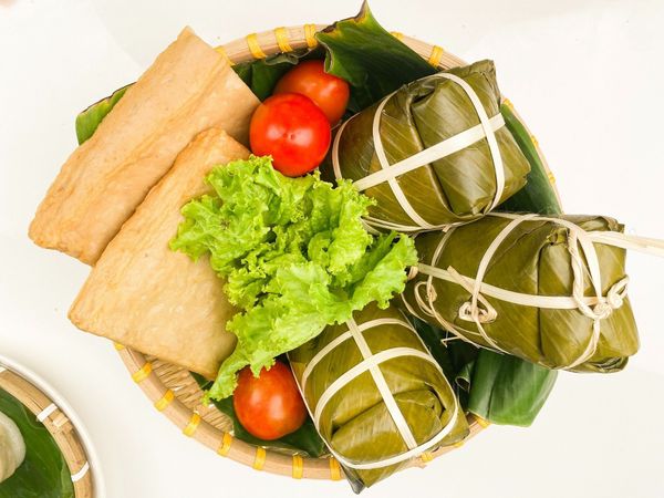 Cơ sở làm chả lụa sạch từ thịt nạc nóng gói lá chuối truyền thống chuẩn ISO 22000