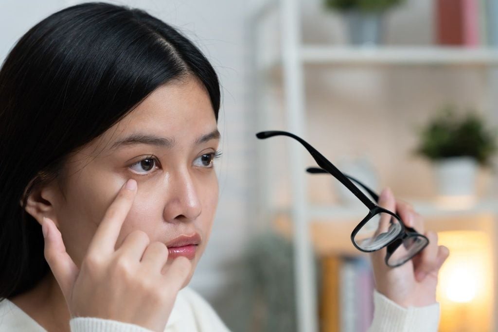Cận thị giả: Nguyên nhân, dấu hiệu và cách điều trị