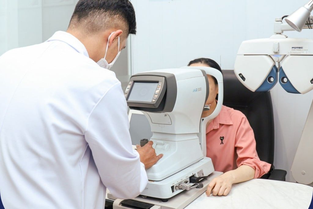 Tư vấn gọng và tròng khi cắt kính cận