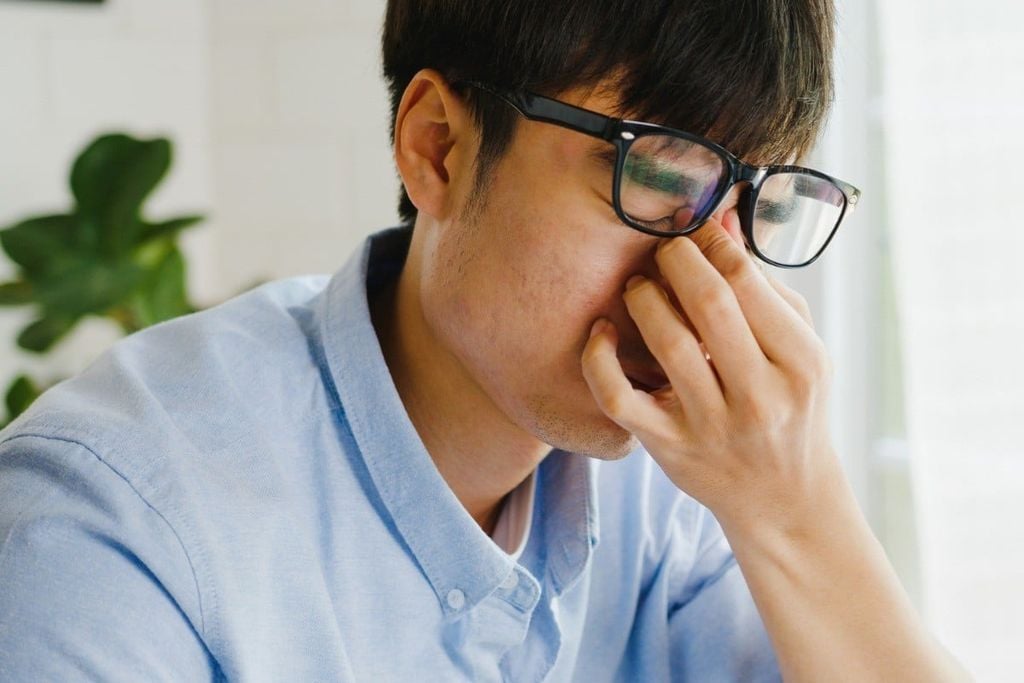 Nguyên nhân khiến tầm nhìn bị méo hoặc mờ ở người loạn thị