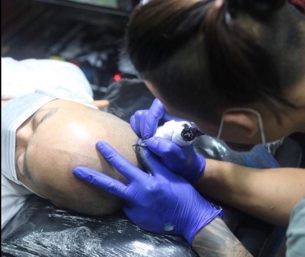 Kỹ thuật viên VN Scalp thực hiện xăm chân tóc