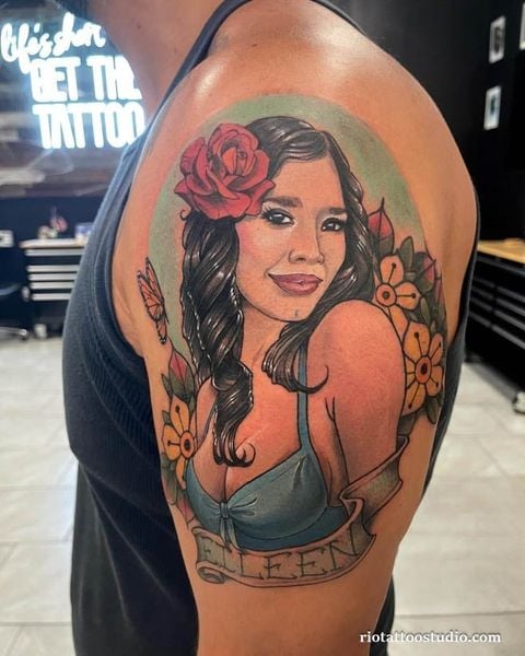 Xăm chân dung kết hợp cùng họa tiết hoa