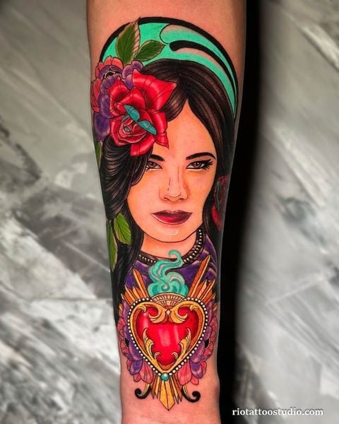Xăm chân dung kết hợp cùng họa tiết hoa