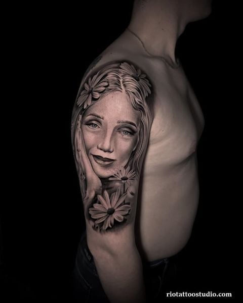 Xăm chân dung đen trắng