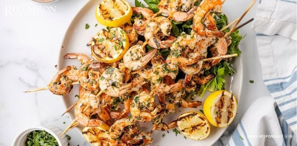 Mojito cocktail kết hợp với tôm nướng và món ăn Cuba