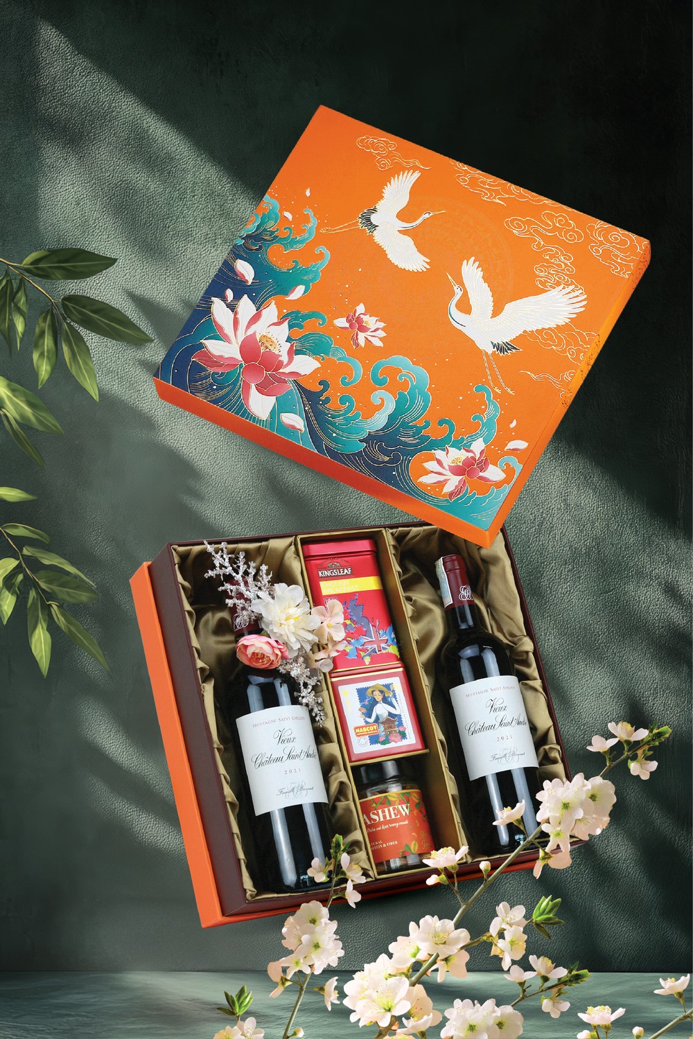 Giỏ quà tết sài gòn phong cách cao cấp với rượu vang và quà tặng kèm, set Thiên Hạc