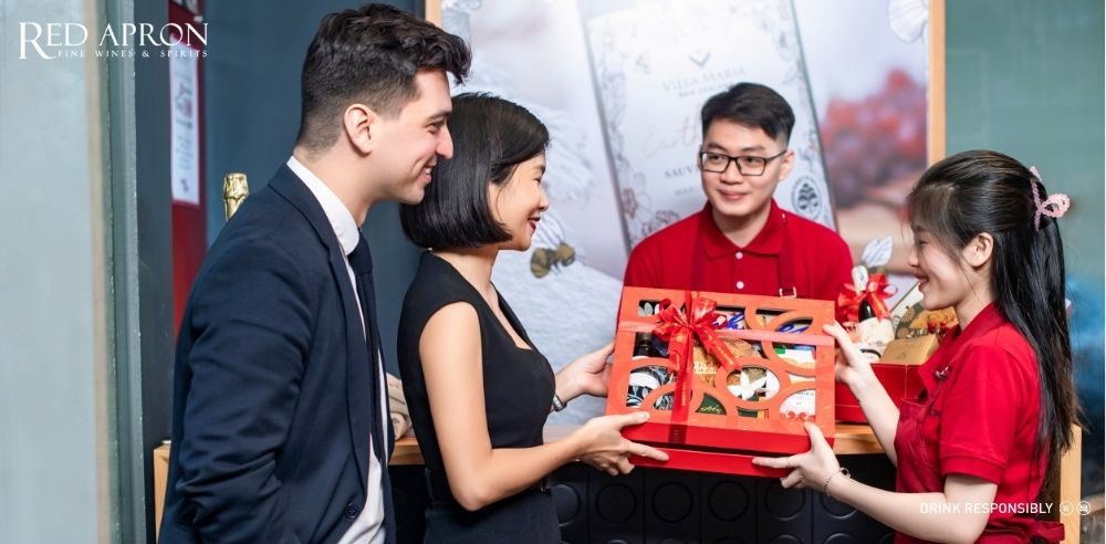 Nhân viên Red Apron tư vấn mua quà tết ở Sài Gòn và trao hộp quà cho khách hàng