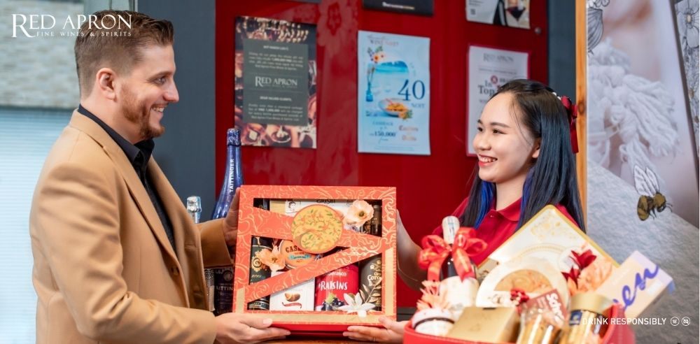 Hộp quà tết sài gòn thiết kế đẹp, phù hợp biếu sếp và đối tác tại Red Apron