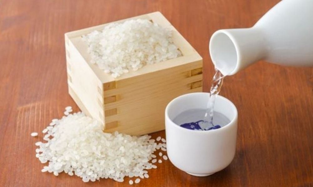 Rượu gạo trắng có hương vị cay nồng và ngọt ngào&nbsp; là loại rượu phổ biến tại Việt Nam