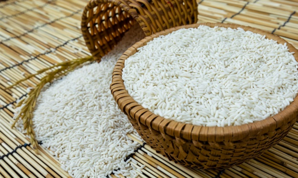 Rượu gạo được lên men bằng gạo nếp và tẻ, mang hương vị ngọt dịu