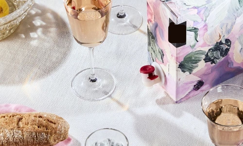 Rượu vang bịch đang trở thành xu hướng phổ biến cho các buổi tiệc và picnic nhờ tính tiện dụng và giá hợp lý