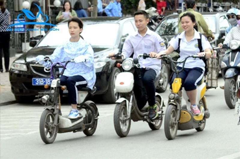 Đi xe đạp điện không đội mũ bảo hiểm