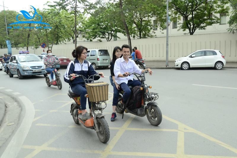 Học sinh đi xe đạp điện không đội mũ bảo hiểm