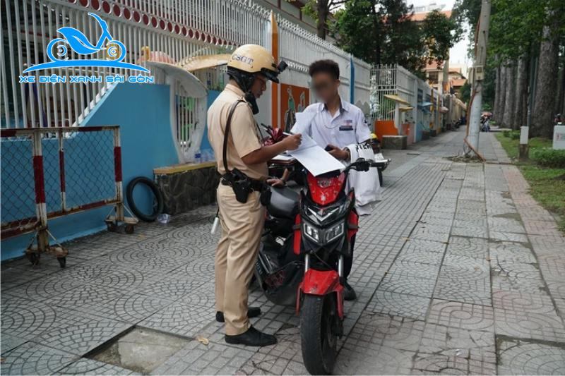 Vì sao vượt đèn đỏ bằng xe đạp điện ngày càng dễ bị phạt?