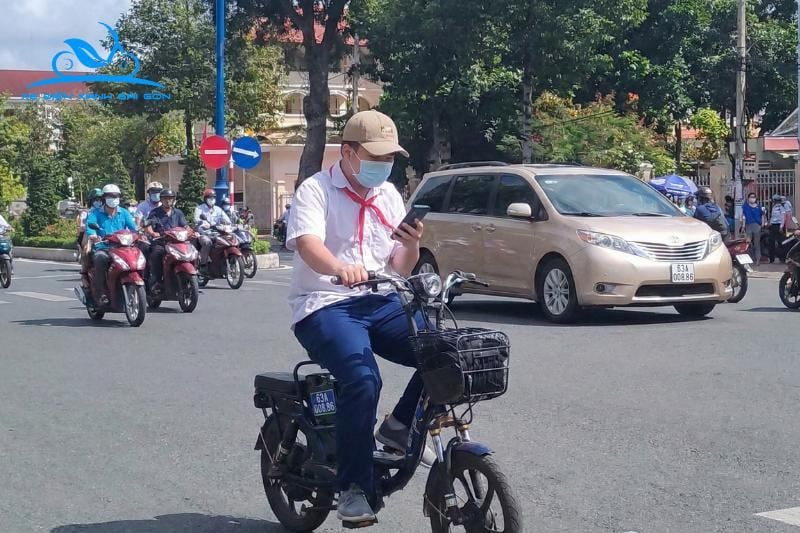 Mức phạt xe đạp điện dùng điện thoại mới nhất