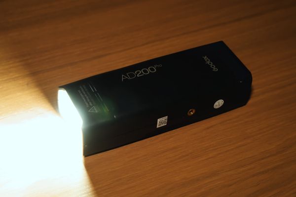 Battery-Powered Flash (Đèn Flash Dùng Pin — Dã Ngoại)