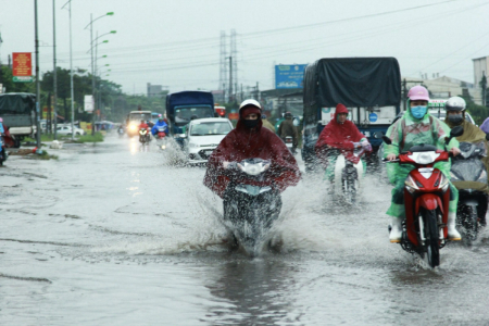 lai-xe-qua-duong-ngap-nuoc