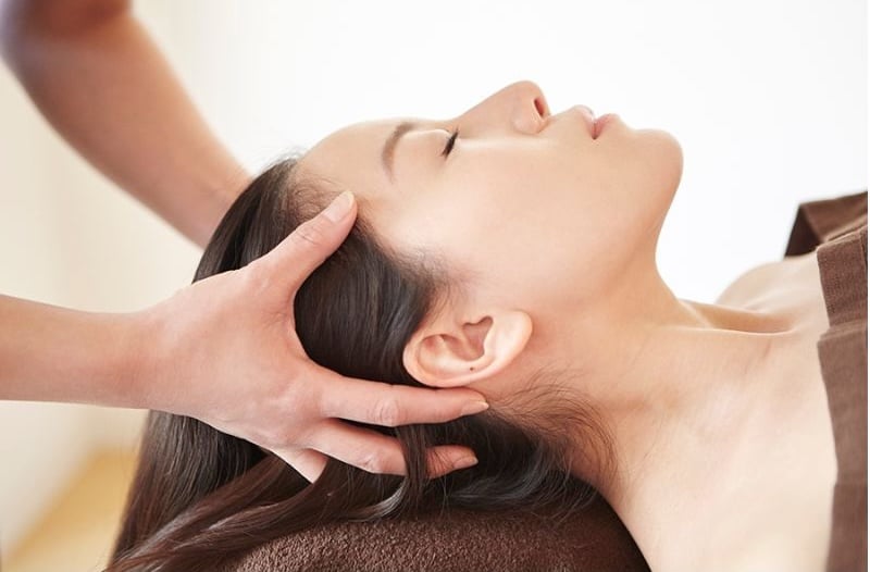 nhathuocvietnhat.vn - massage da đầu hàng ngày là một phương pháp đơn giản và hiệu quả để cải thiện tuần hoàn máu, kích thích nang tóc và thúc đẩy sự phát triển của tóc.