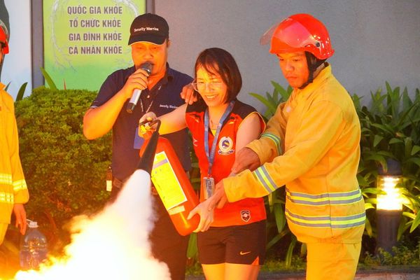 Các chiến sĩ PCCC hỗ trợ đưa cư dân xuống an toàn trong tình huống giả định