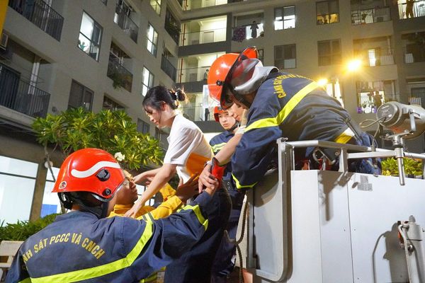 Các chiến sĩ PCCC hỗ trợ đưa cư dân xuống an toàn trong tình huống giả định