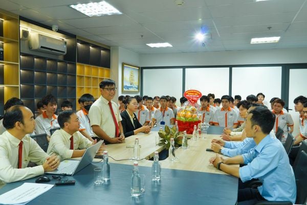 Không khí thảo luận sôi nổi tại phòng họp, nơi đại diện doanh nghiệp giải đáp các thắc mắc của sinh viên về cơ hội nghề nghiệp và kỹ năng cần thiết.