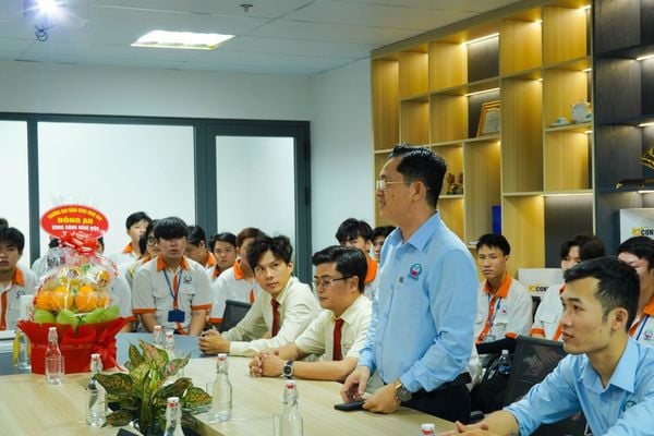 Không khí thảo luận sôi nổi tại phòng họp, nơi đại diện doanh nghiệp giải đáp các thắc mắc của sinh viên về cơ hội nghề nghiệp và kỹ năng cần thiết.