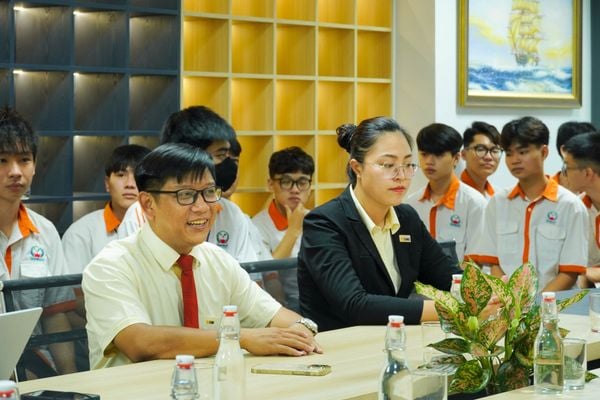 Không khí thảo luận sôi nổi tại phòng họp, nơi đại diện doanh nghiệp giải đáp các thắc mắc của sinh viên về cơ hội nghề nghiệp và kỹ năng cần thiết.