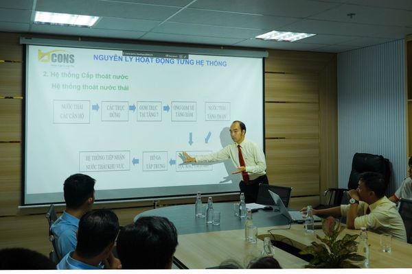 Chuyên gia kỹ thuật của Bcons trình bày chi tiết về sơ đồ nguyên lý hoạt động của hệ thống thoát nước thải và quy trình xử lý nước tại khu phức hợp