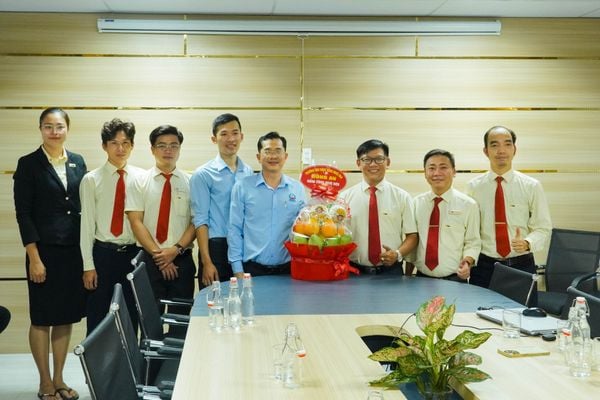 Không khí thảo luận sôi nổi tại phòng họp, nơi đại diện doanh nghiệp giải đáp các thắc mắc của sinh viên về cơ hội nghề nghiệp và kỹ năng cần thiết.