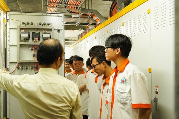 Sinh viên chăm chú quan sát cấu tạo bên trong của hệ thống tủ điện công nghiệp – 