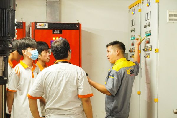 Sinh viên chăm chú quan sát cấu tạo bên trong của hệ thống tủ điện công nghiệp – 