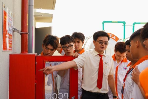 Đoàn sinh viên tham quan thực tế khu vực kỹ thuật trên tầng mái, tìm hiểu về cách bố trí hệ thống thông gió và điều hòa không khí trung tâm.