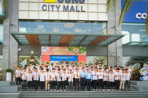 Ban lãnh đạo Bcons City và các thầy cô trường Cao đẳng Công nghệ Cao Đồng An chụp ảnh lưu niệm và trao quà tri ân, thắt chặt mối quan hệ hợp tác.