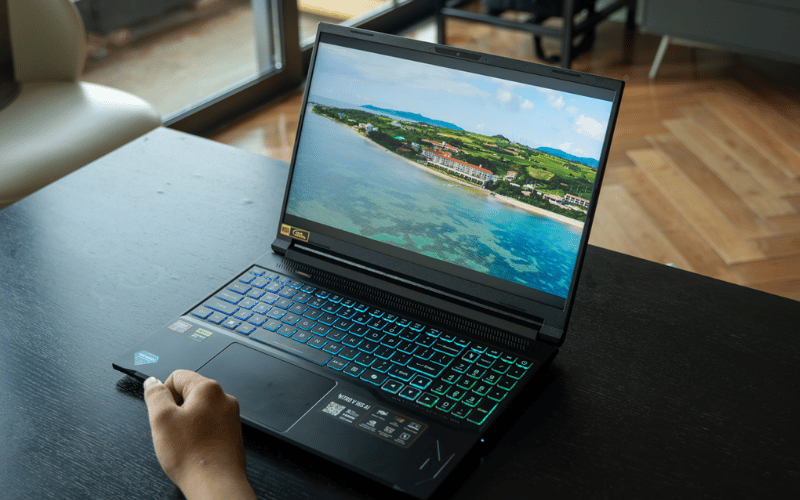 Laptop hỗ trợ nâng RAM tới 96GB cùng SSD tới 4TB để tối ưu hiệu năng
