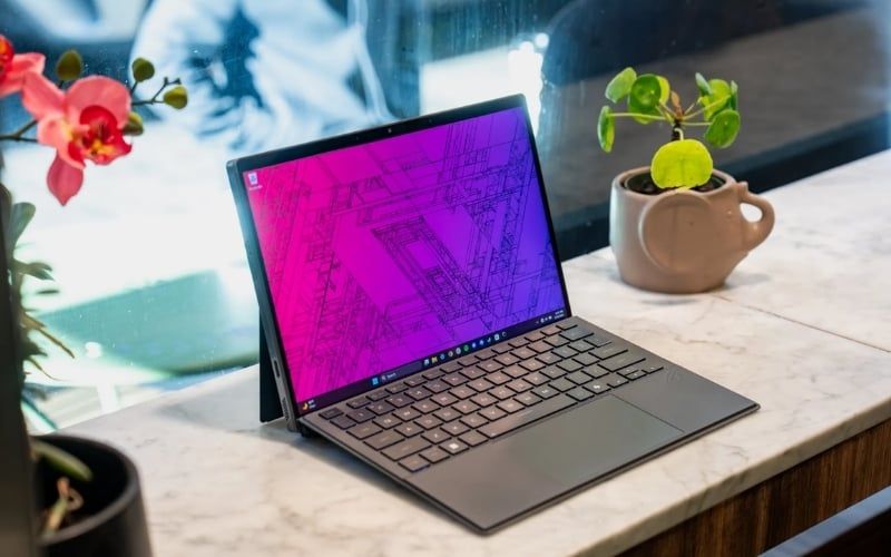 Trước khi mua laptop, sinh viên cần xác định ngân sách, chọn nơi uy tín, trải nghiệm thực tế và theo dõi khuyến mãi