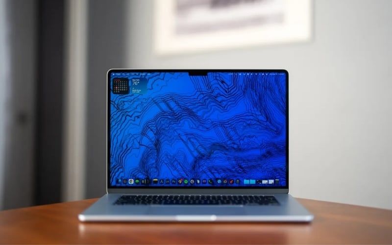 Sinh viên Tài chính – Ngân hàng nên chọn laptop CPU i5/Ryzen 5, RAM 8–16GB, SSD 512GB, màn hình Full HD, pin bền