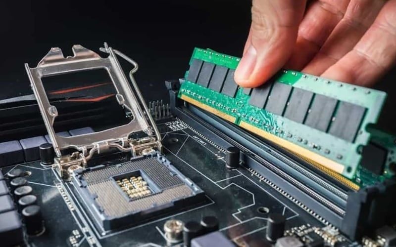 RAM là bộ nhớ tạm thời giúp CPU truy xuất và xử lý dữ liệu nhanh chóng