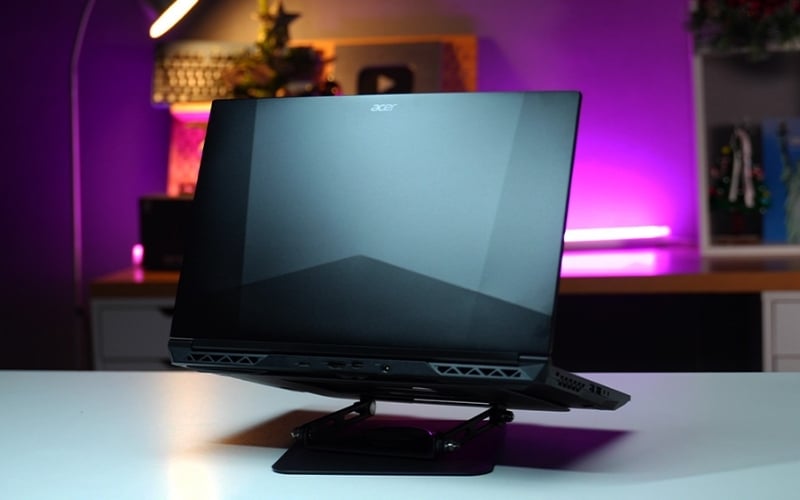 Thiết kế nhôm tối giản, bản lề nâng gầm giúp gõ thoải mái và tản nhiệt tốt