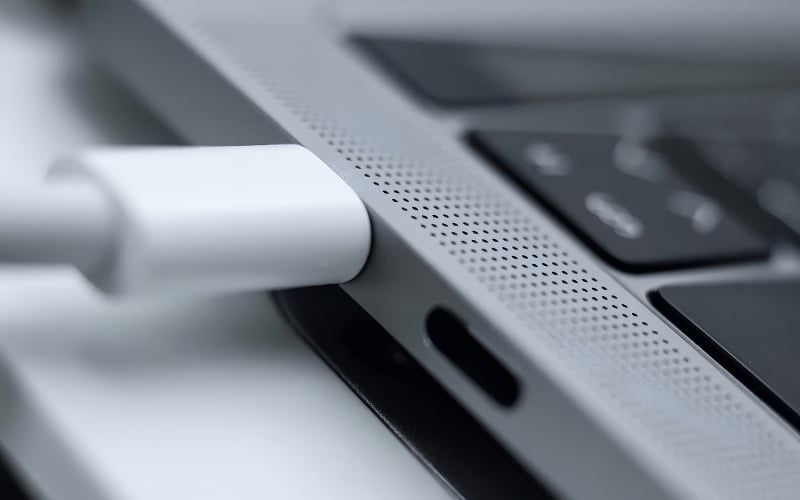 Cắm Hub vào cổng USB-C trên Macbook